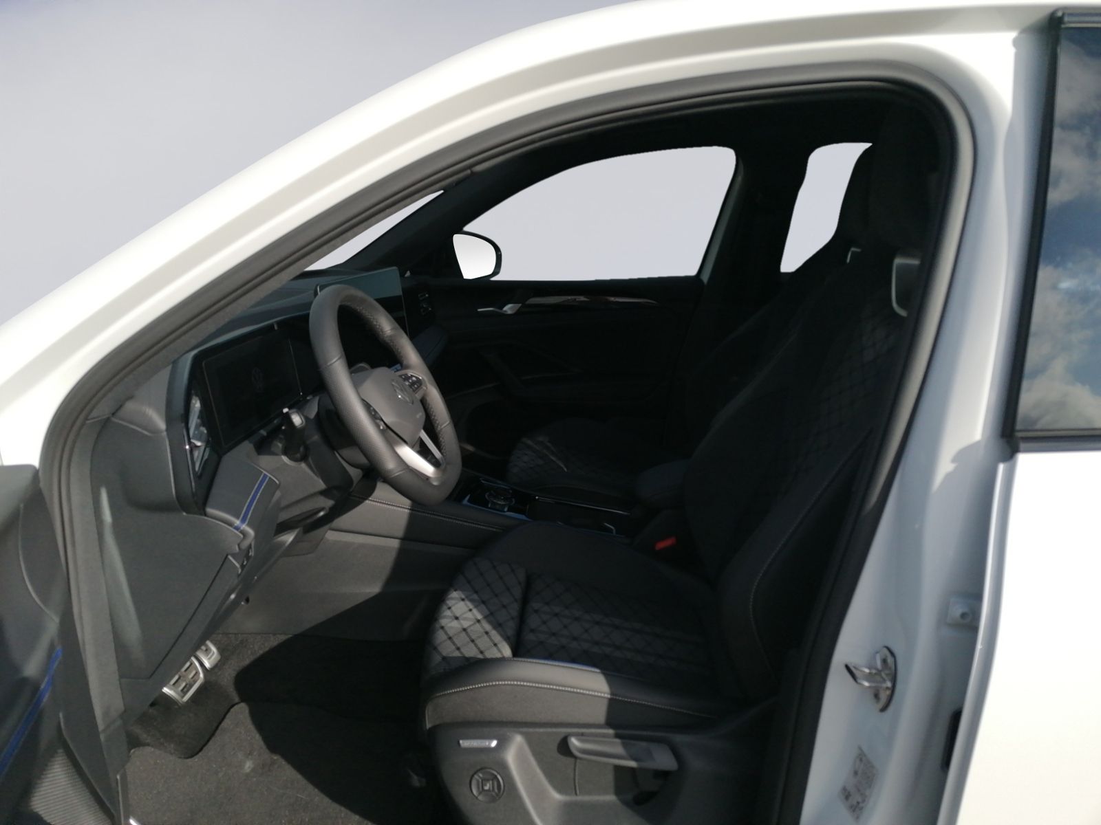 Tiguan 2.0 TDI DSG R-Line AHK+STHZ+PANO+MATRIX+