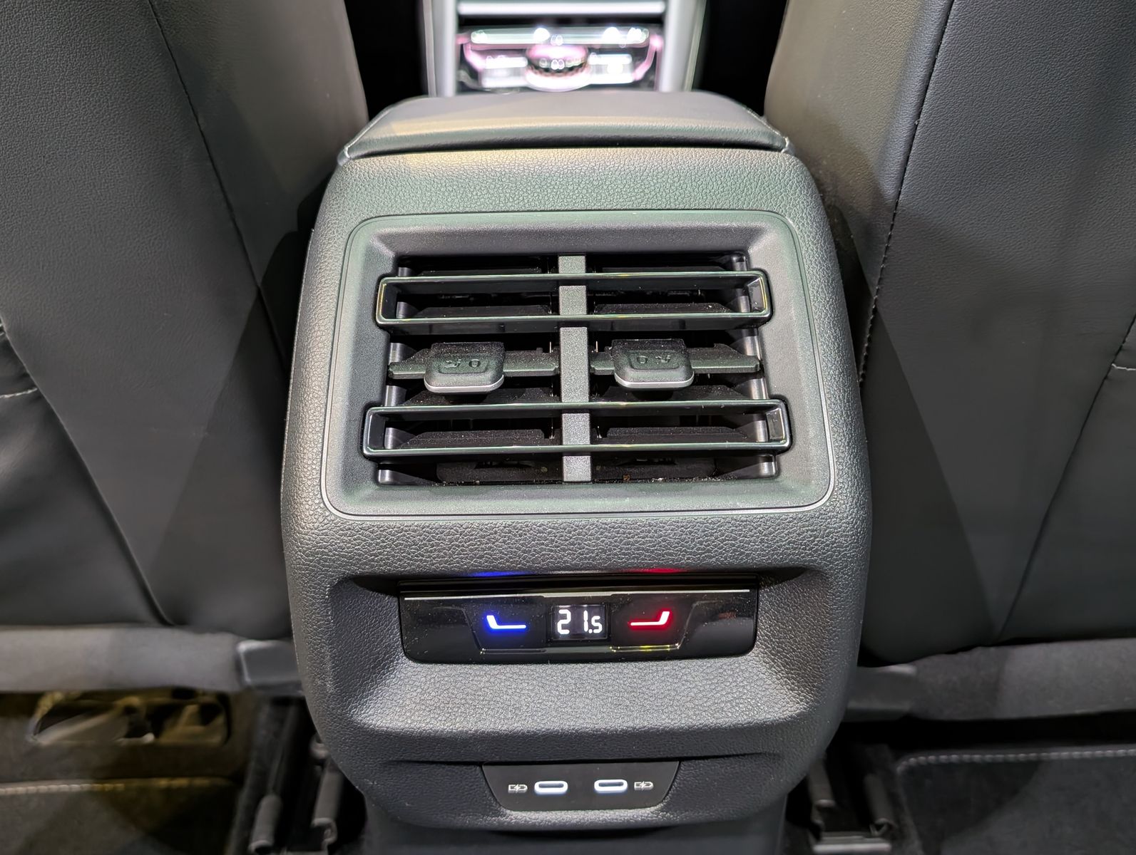 Fahrzeugabbildung Volkswagen Tayron 2.0TDI 4M R-Line Launch Pano Black AHK 20