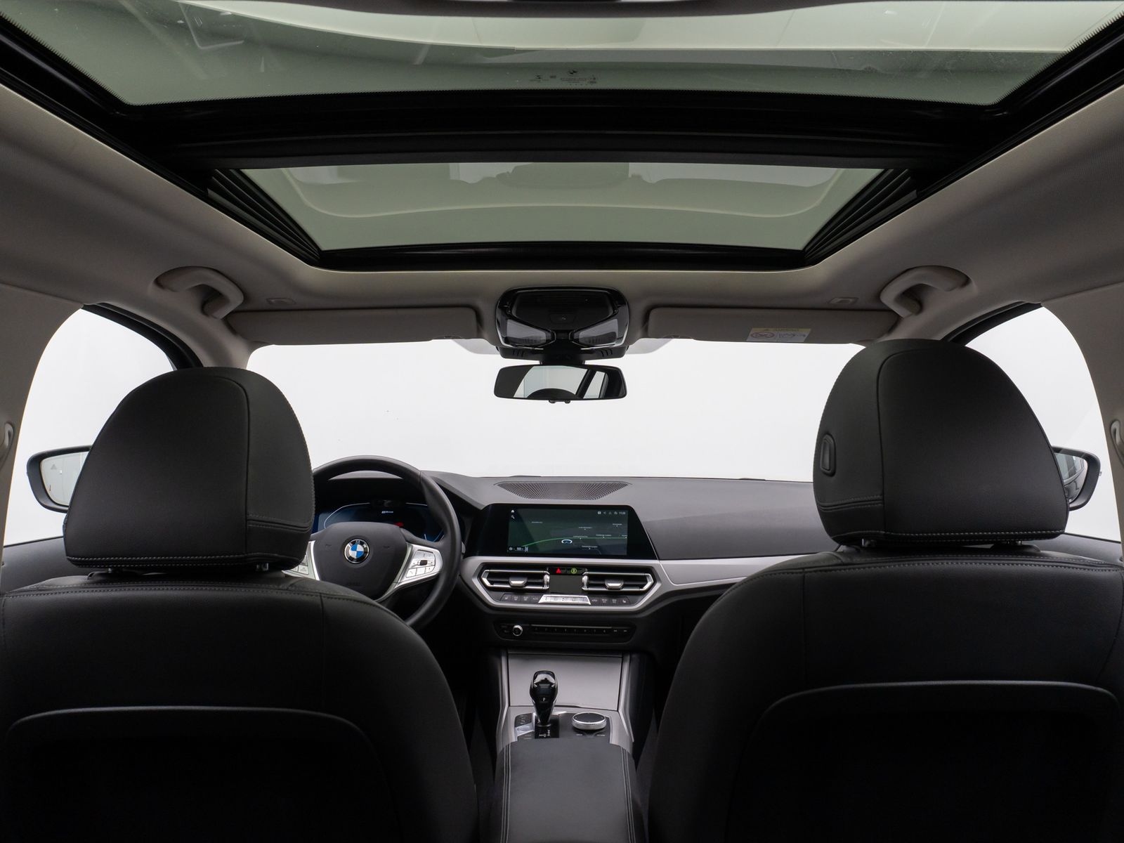 Fahrzeugabbildung BMW 330e Panorama 360° Laser HUD DAB HiFi AHK ACC