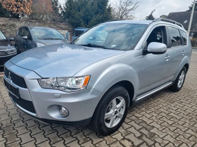 Mitsubishi Outlander 35 Jahre 4WD*Xenon*8xAlu*1.HAND