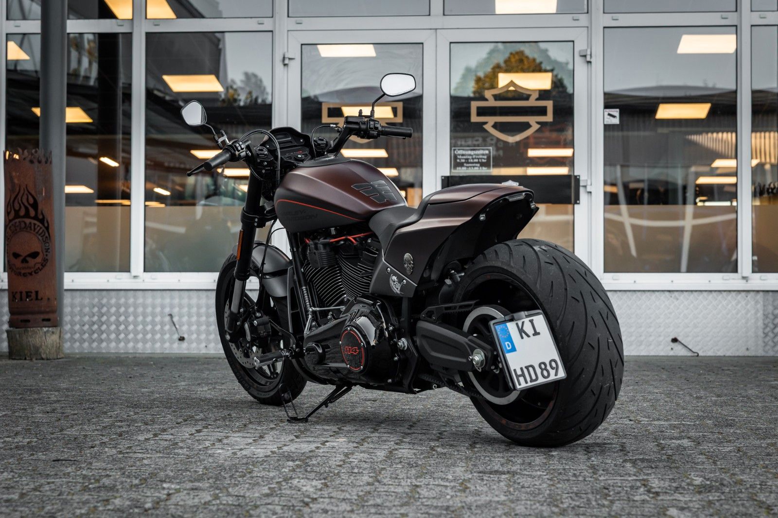 Fahrzeugabbildung Harley-Davidson FXDR 114 CUI - KESSTECH - SEITLICHER KZH