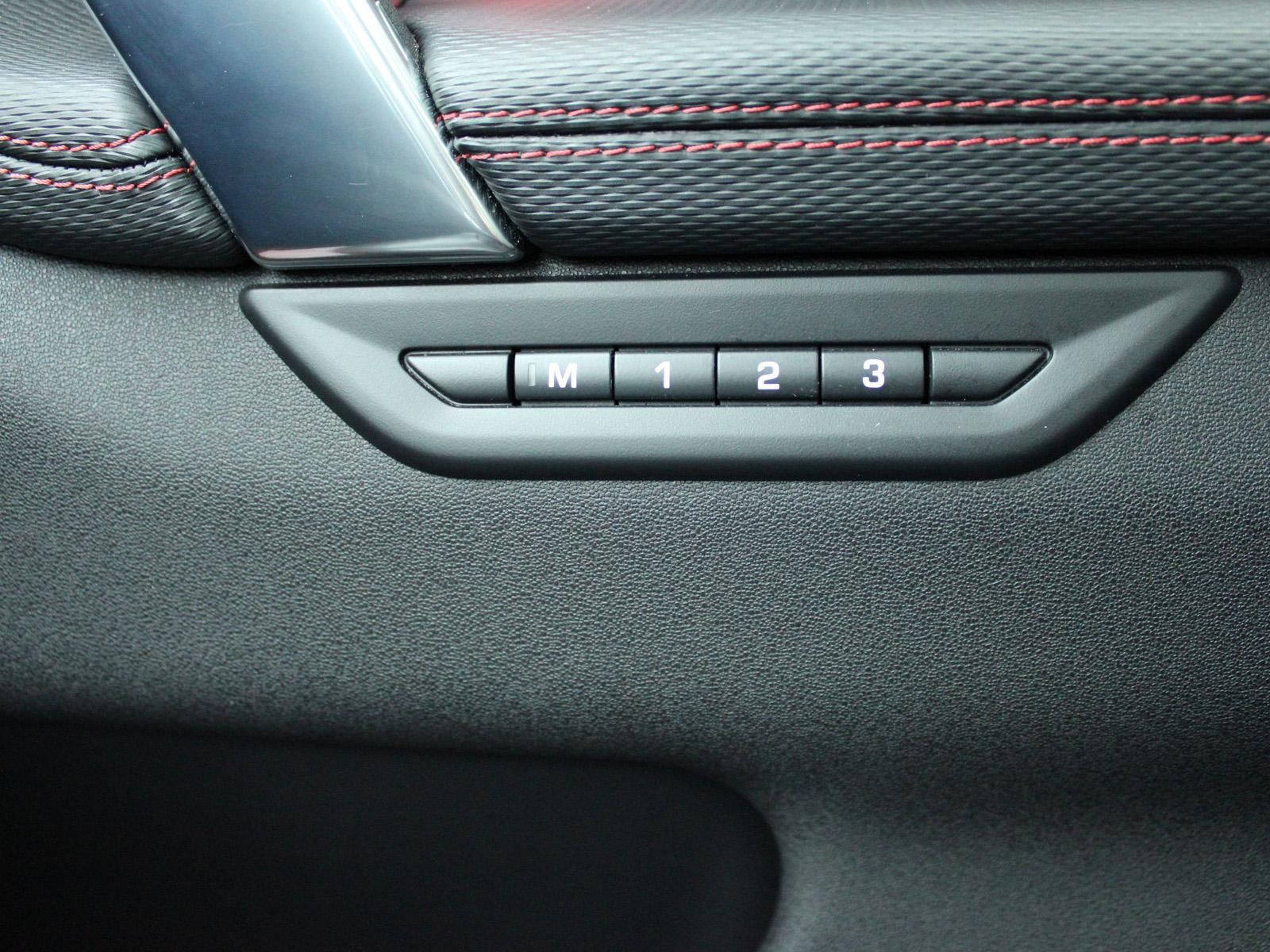 Fahrzeugabbildung Land Rover Land Rover Discovery Sport P300e R-Dynamic SE