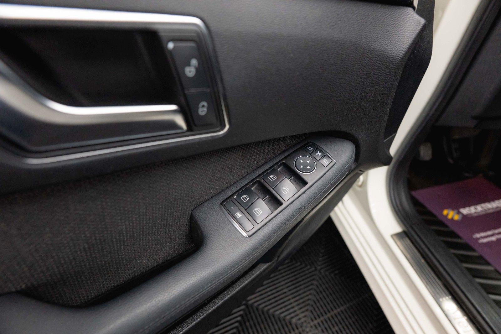 Fahrzeugabbildung Mercedes-Benz E 220 T CDI BlueEfficiency Avantgarde *Bi-Xenon*