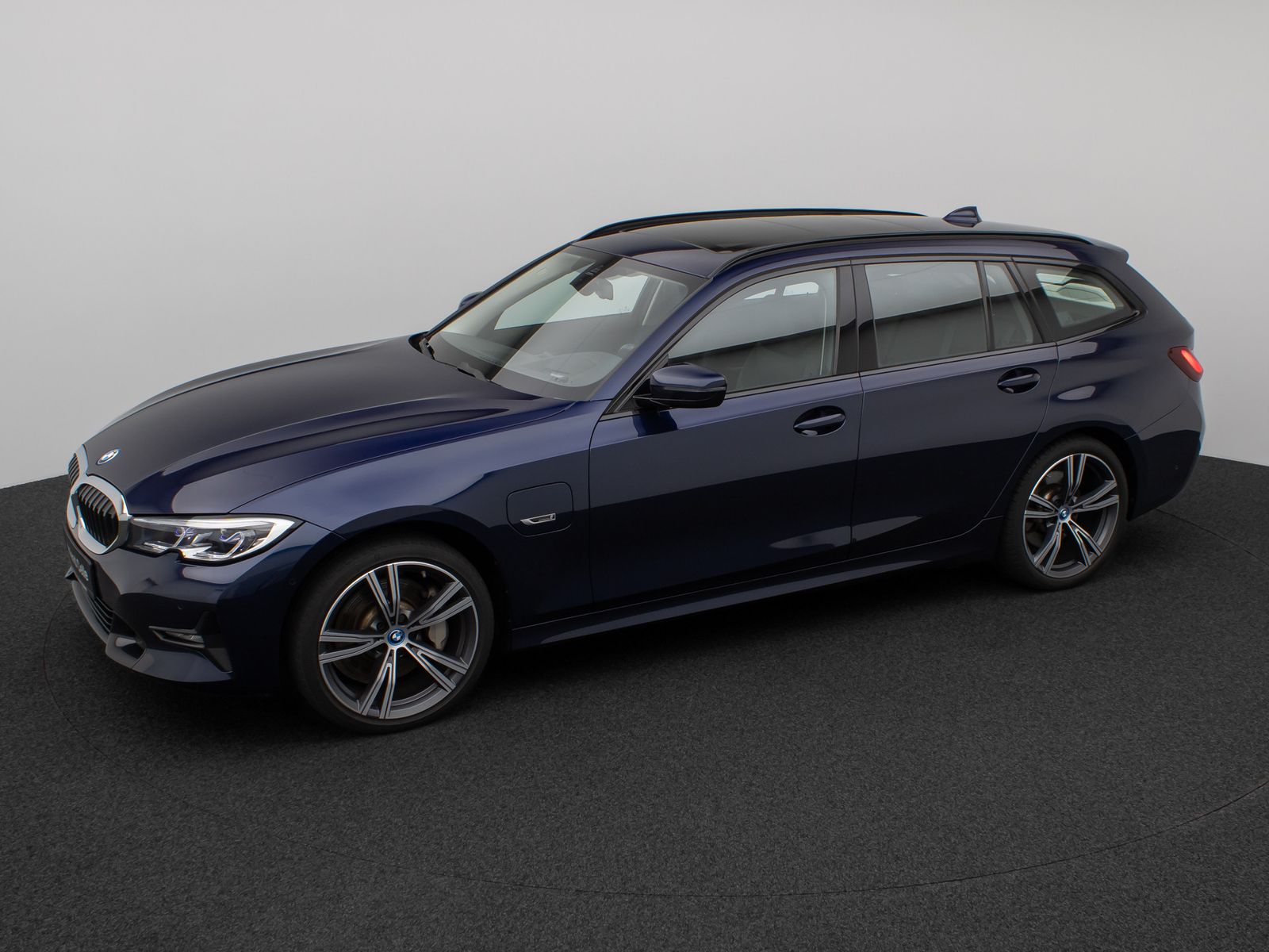 Fahrzeugabbildung BMW 330e xD SportLine Pano Kamera Laser HUD DAB HiFi