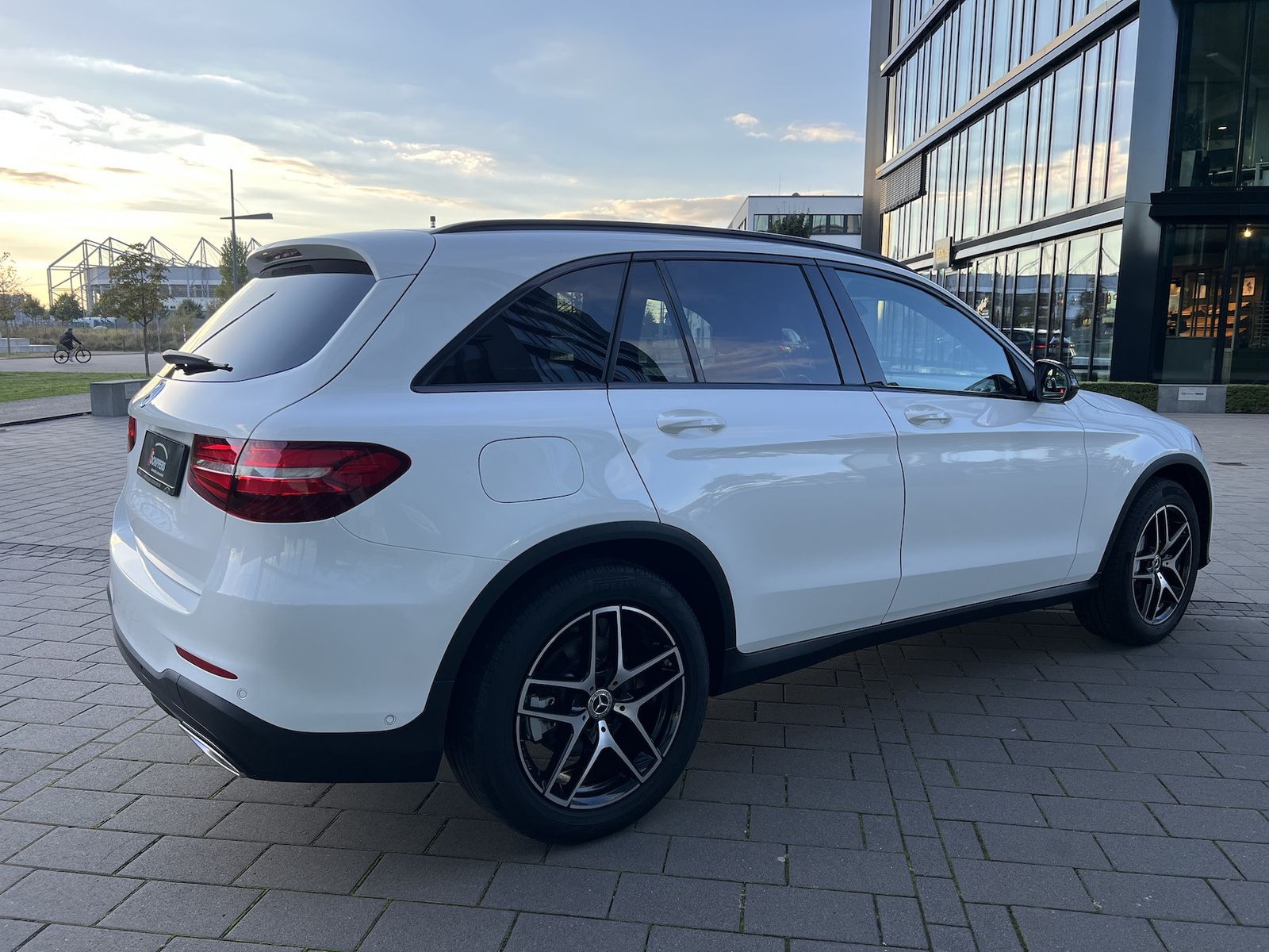 Fahrzeugabbildung Mercedes-Benz GLC 250 4Matic AMG NAVI/LED/AHK/PANO/R-KAMERA
