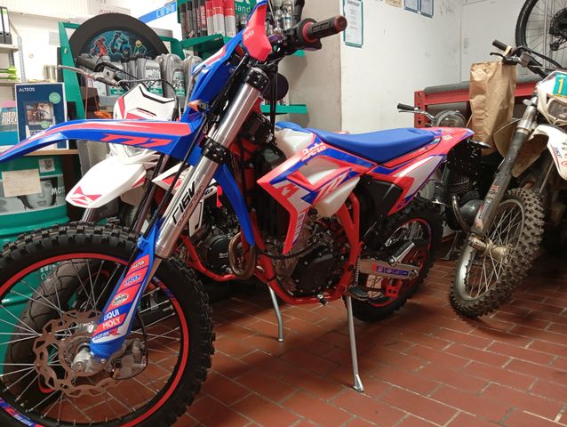 Beta RR125LC R 2025 E5+ Enduro blau neu eingetroffen