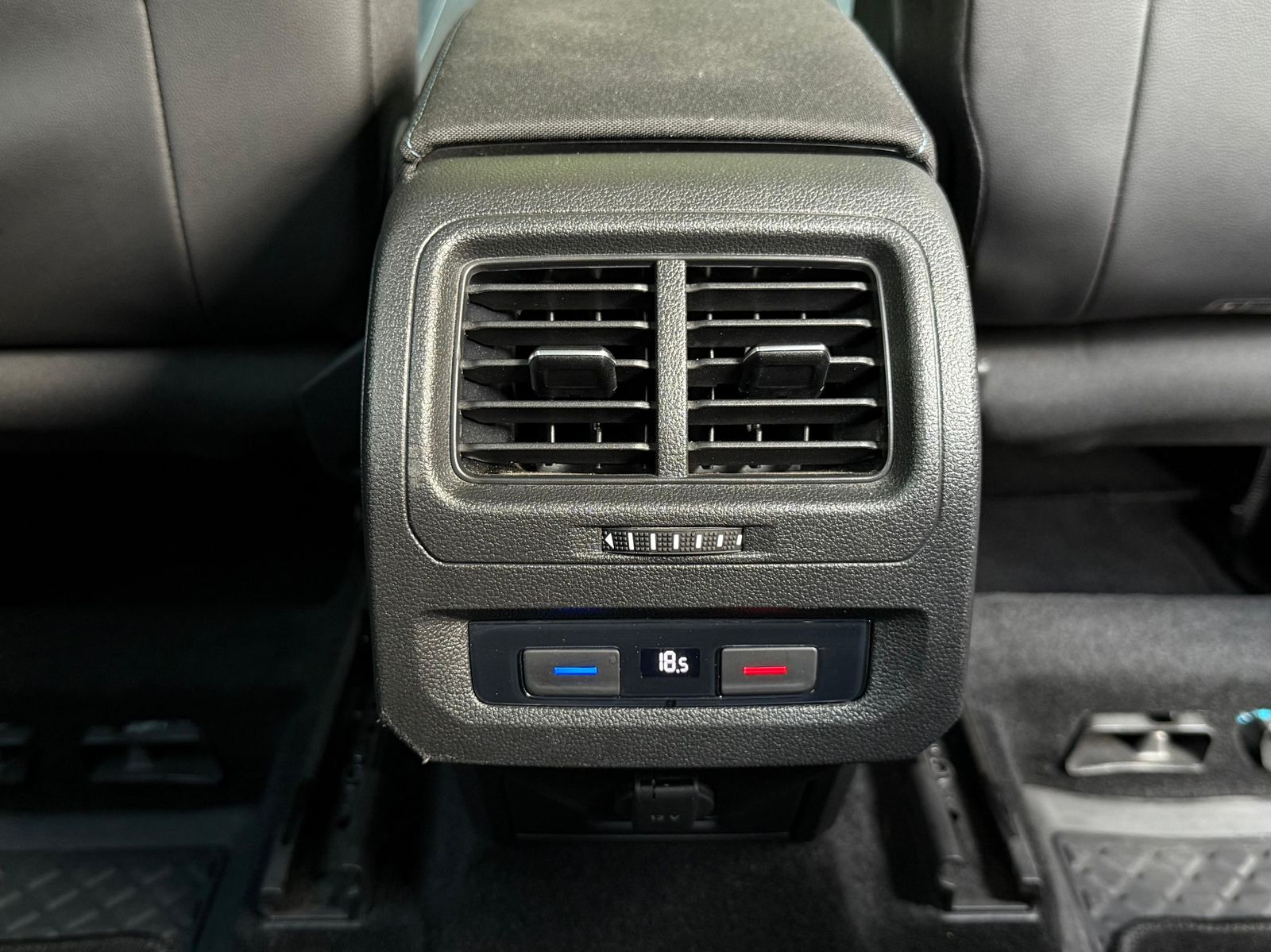 Fahrzeugabbildung Volkswagen Touran 2.0 TDI DSG IQ.DRIVE LED+ACC+NAV+SHZ+DAB
