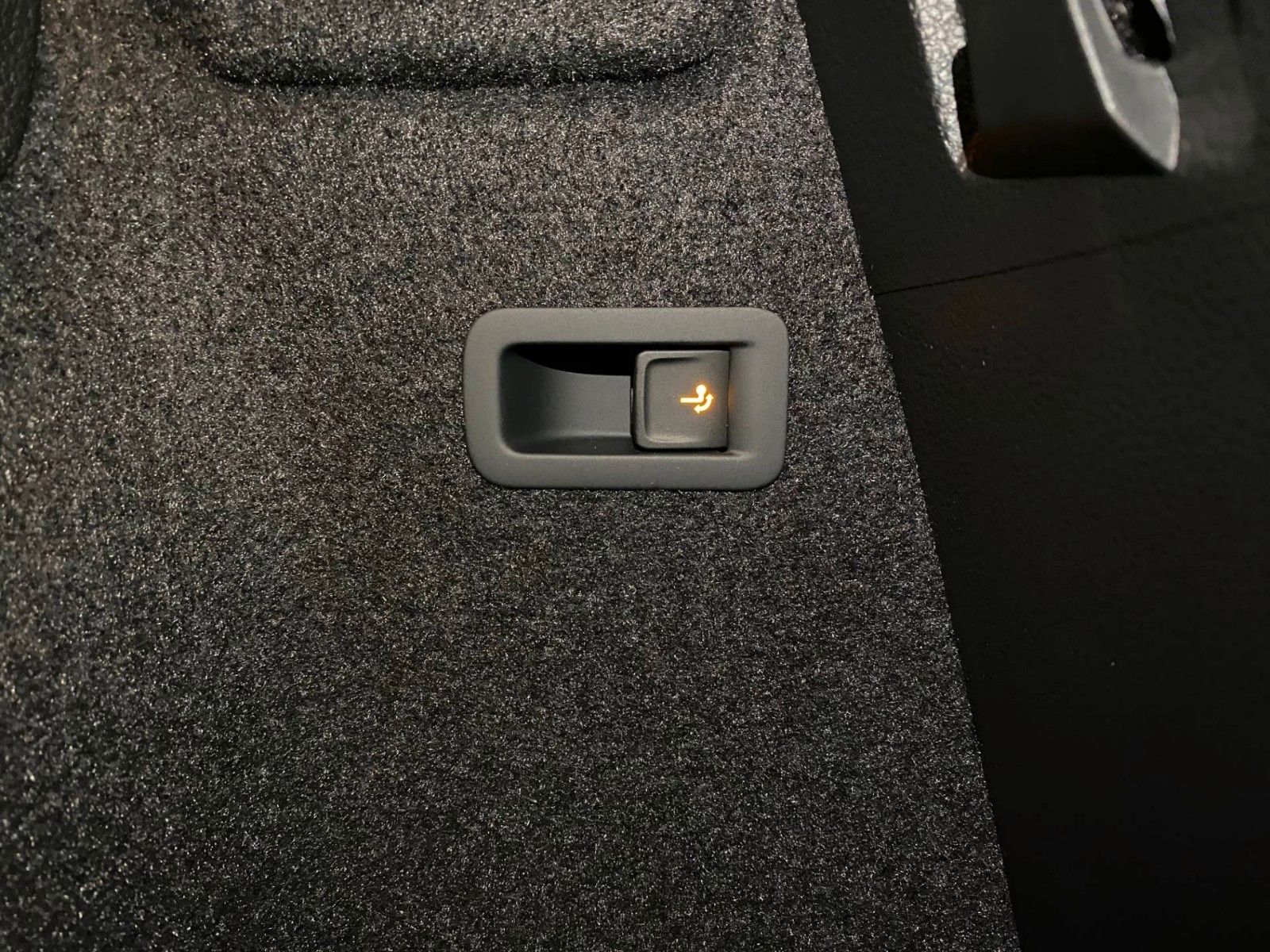 Fahrzeugabbildung SKODA Karoq 1.5 TSI DSG Selection+AHK+KAMERA+16"ALU+BC