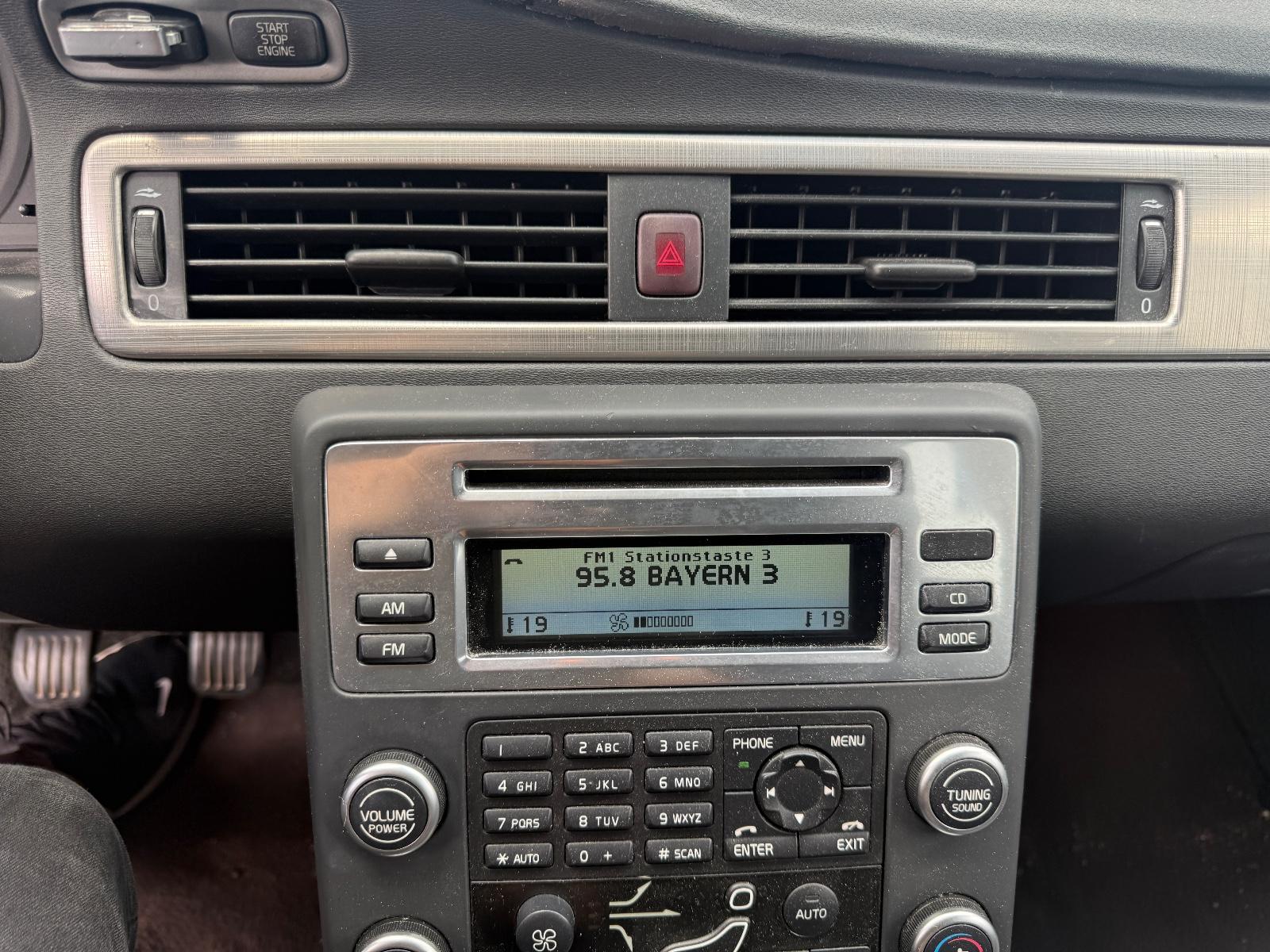Volvo V70 2010 — photo 9