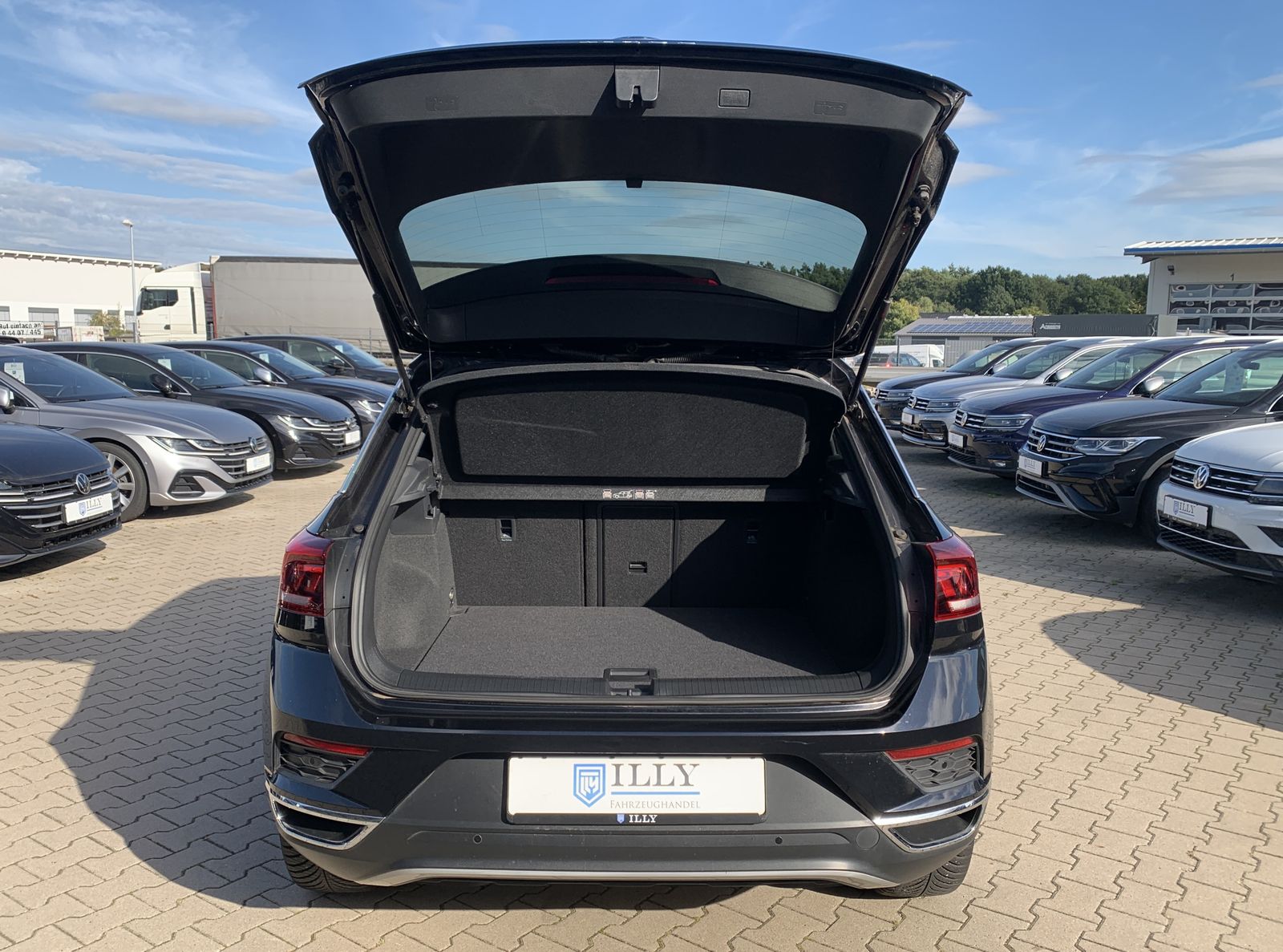 Fahrzeugabbildung Volkswagen T-Roc 1.5 TSI*Sport*LED*ACC*Leder*Cam*Spur*Navi*