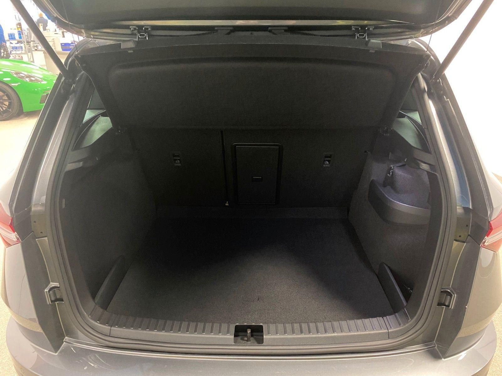 Fahrzeugabbildung SKODA Karoq 1.5 TSI DSG Sportline+NAVI+MATRIX+ACC+18"+