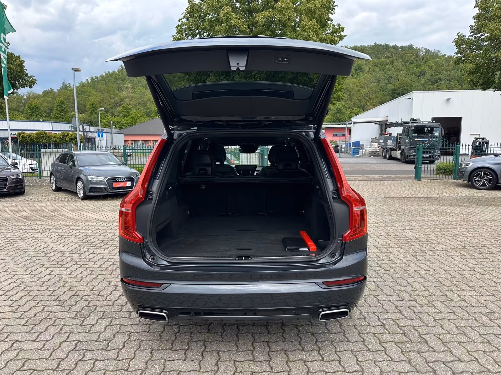 Volvo XC90 R-Design AWD KEY Stand AHK Pano ACC Luft