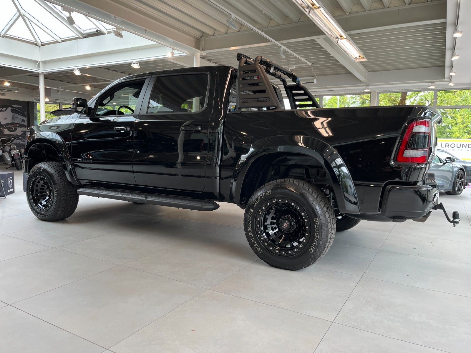 Fahrzeugabbildung Dodge RAM 1500 Crew Cab Laramie LPG "Shadow Warrior"
