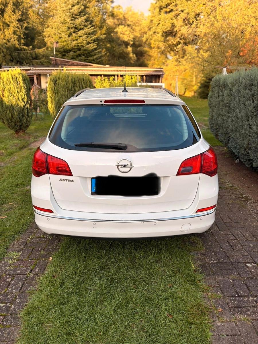 Opel Astra 2015 — interior