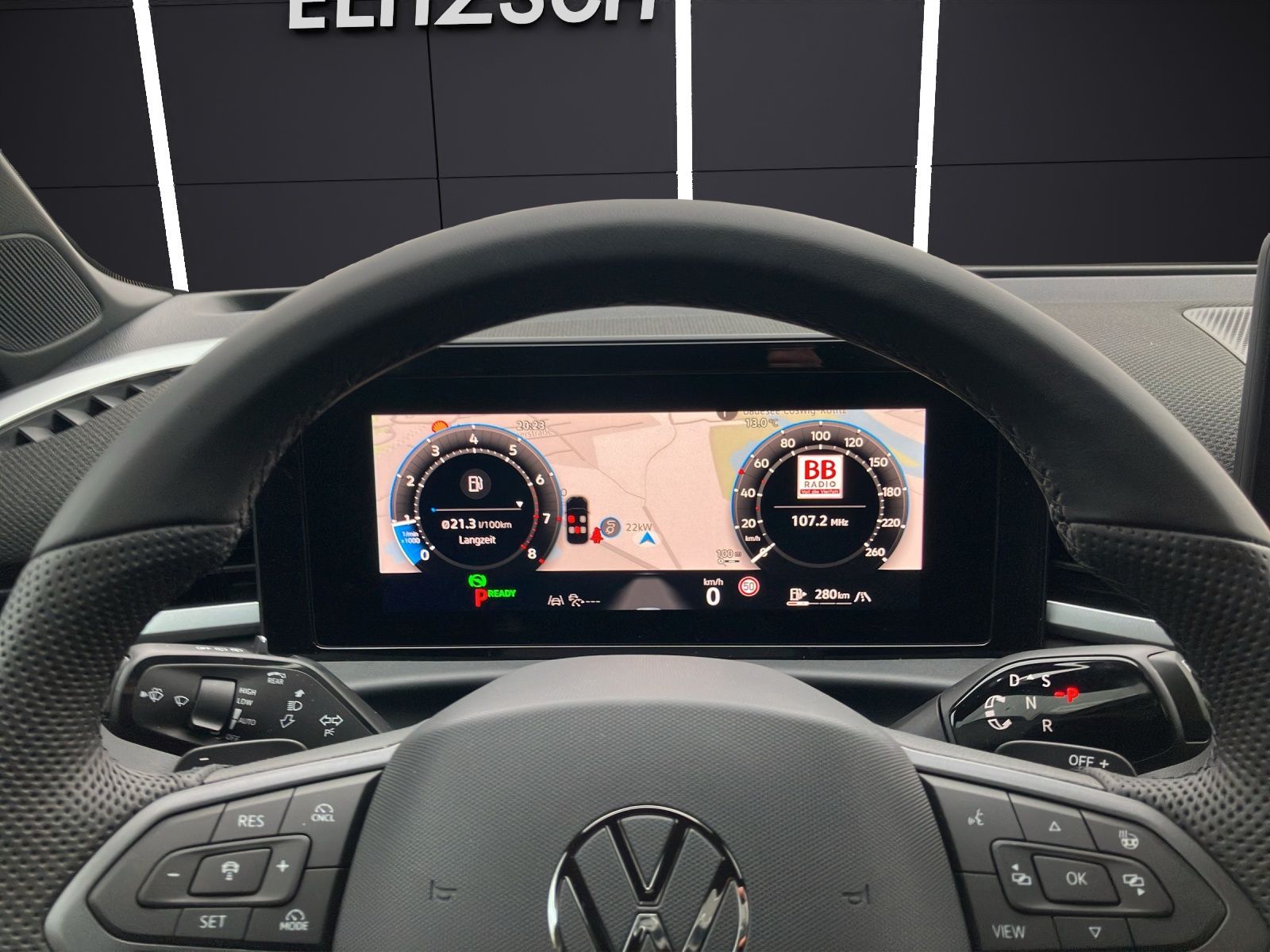 Fahrzeugabbildung Volkswagen T-Roc R-Line eTSI DSG ACC SH HuD AppConnect 360°