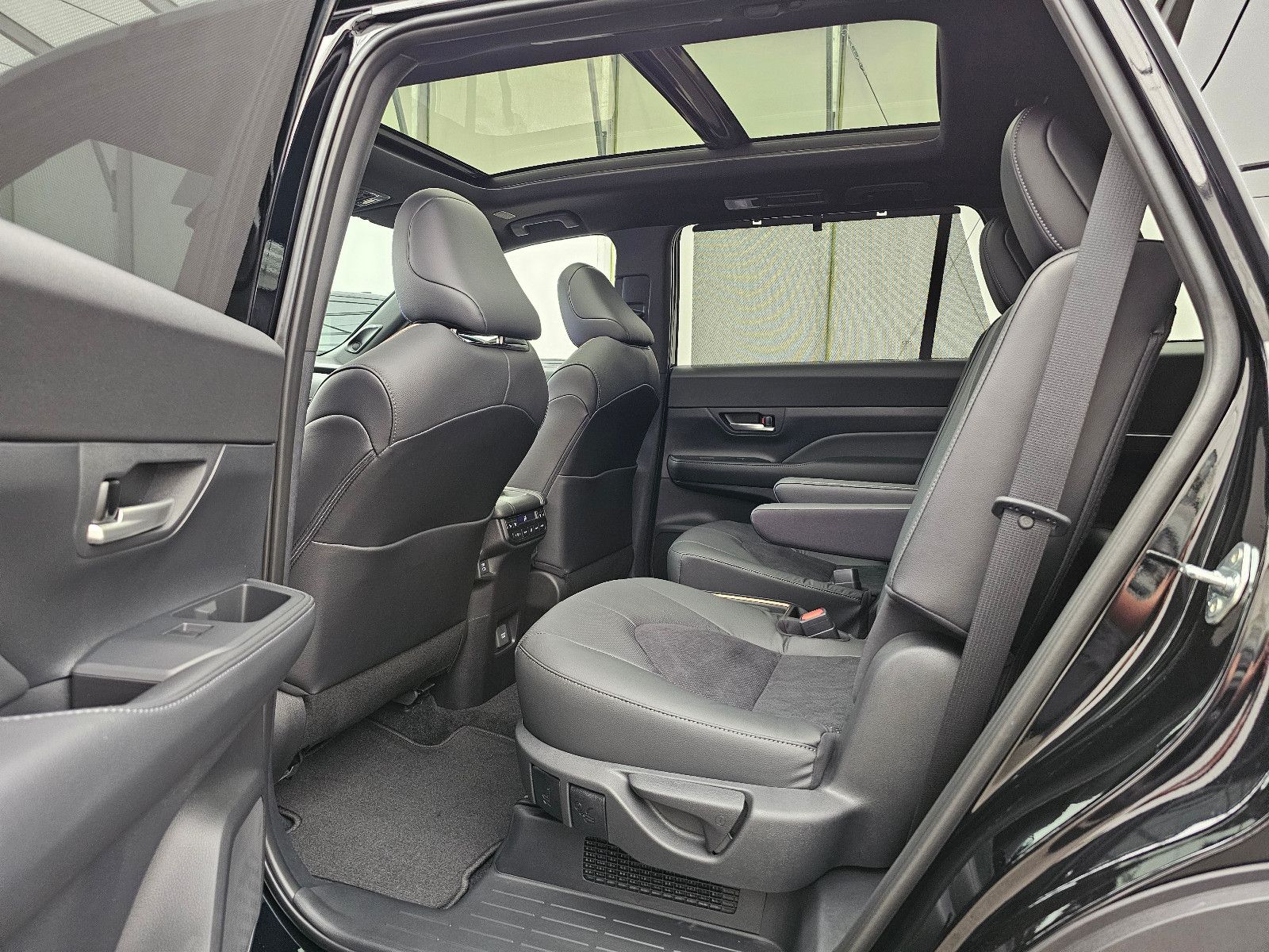 Fahrzeugabbildung Toyota GRAND Platinum Max T1: 68.000 EURO Stock !!!