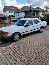 Mercedes-Benz E 230 - weiße Mercedes-Benz E 230