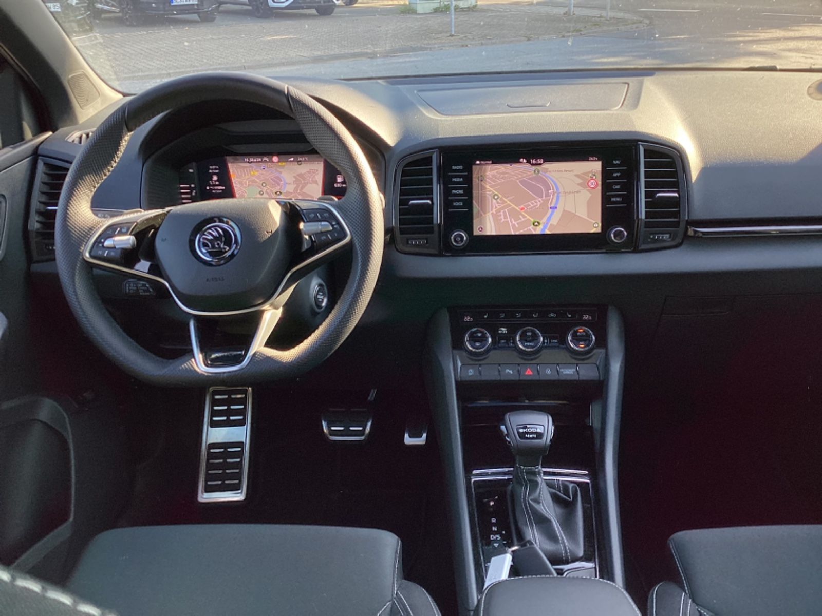 Fahrzeugabbildung SKODA Karoq Sportline 2.0 TSI DSG 4x4 Navi AHK ACC