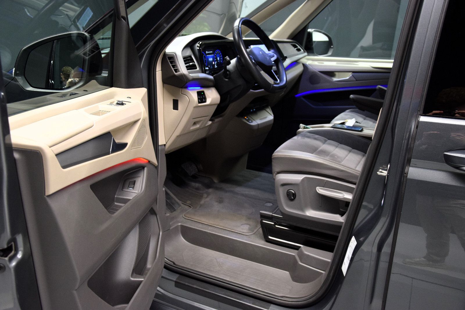 Fahrzeugabbildung Volkswagen T7 Multivan Edition lang Pano HuD AHK NP 77T€