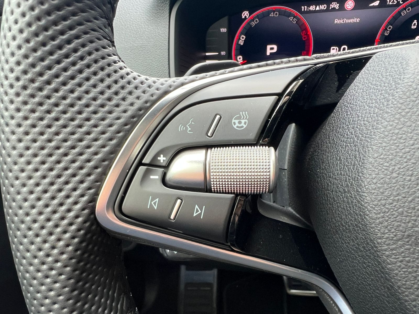 Fahrzeugabbildung SKODA Karoq Sportline 2.0 TDI DSG *CANTON, AHK, Navi,