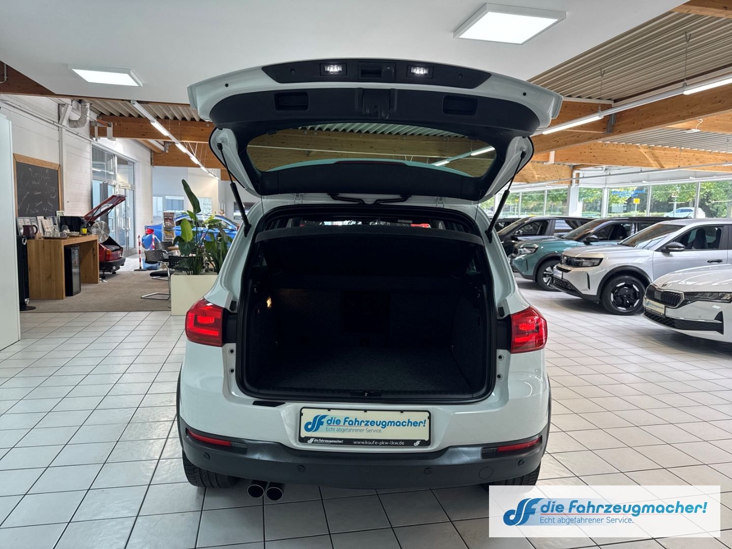 Fahrzeugabbildung Volkswagen Tiguan Lounge Sport & Style 4x4 AHK sch.