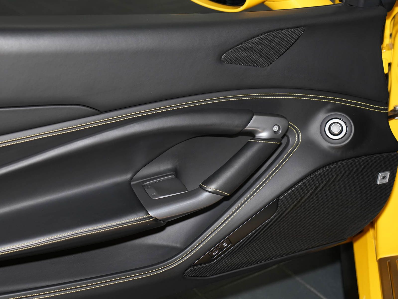 Fahrzeugabbildung Ferrari F8 Spider - Carbon! |Racing Sitze|JBL|BF-Display