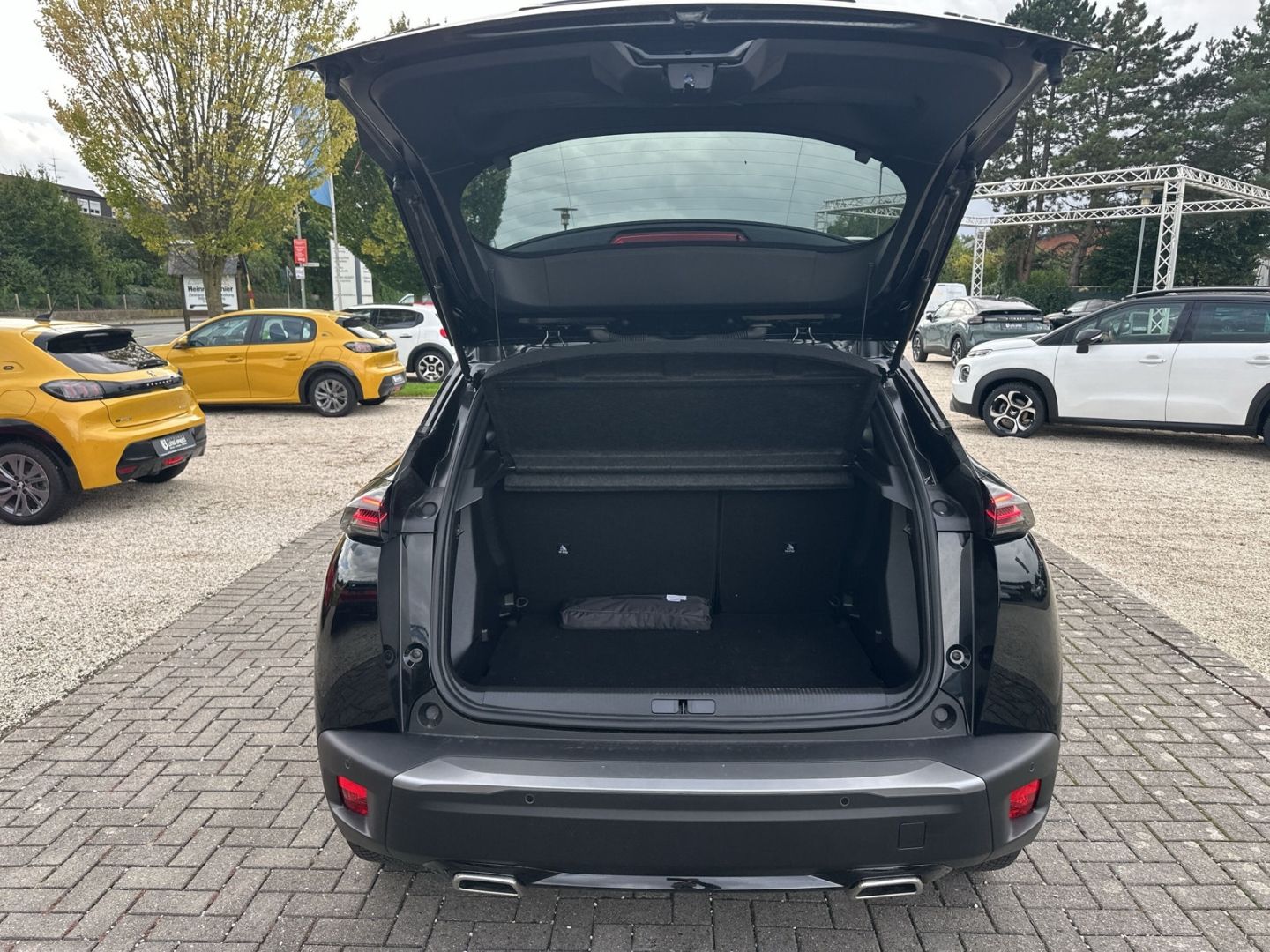 Fahrzeugabbildung Peugeot 2008 Allure 1.2 HY 136 e-DSC6      Navi ACC