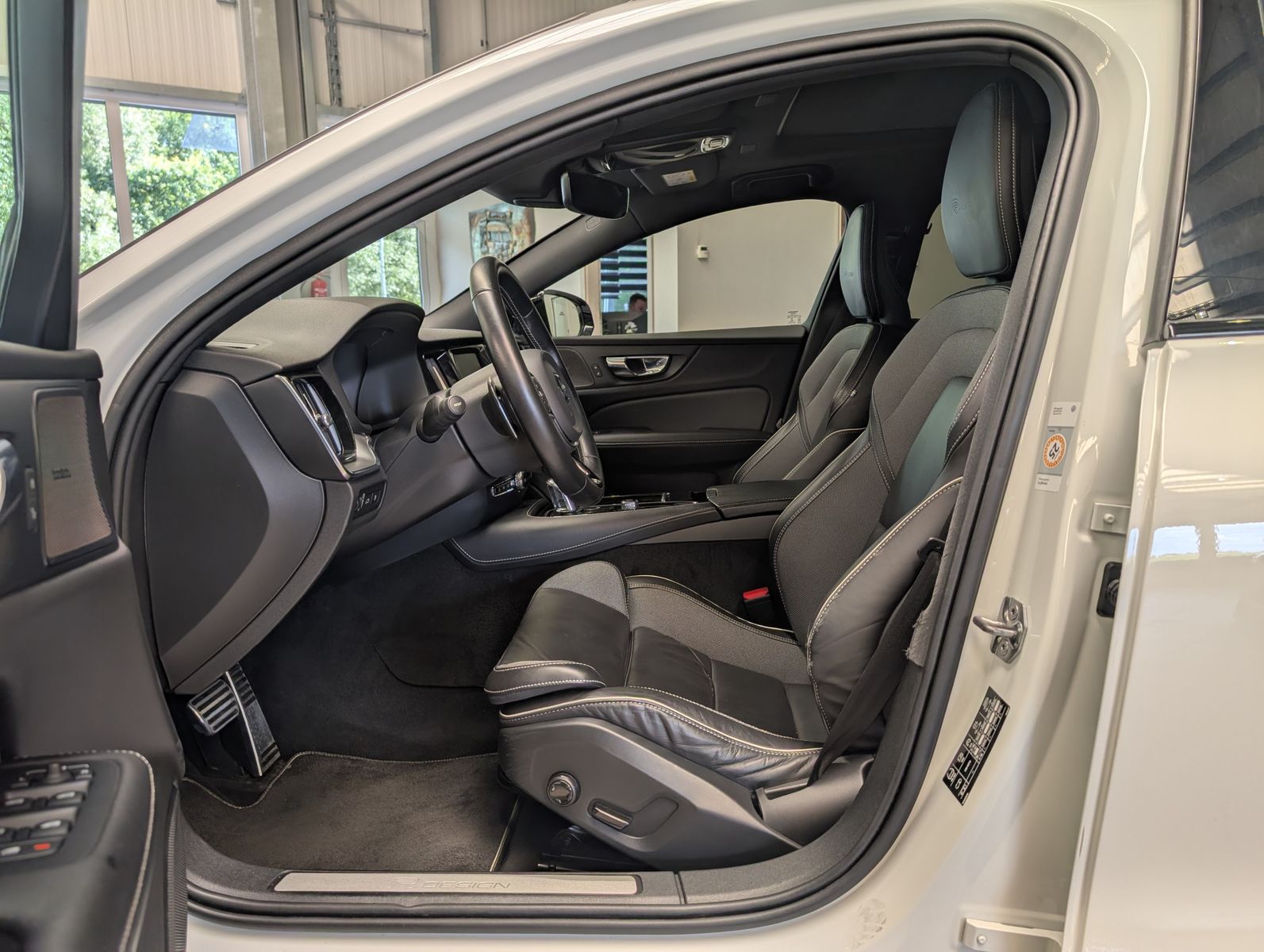 Fahrzeugabbildung Volvo V60 T8 R-Design AWD H/K Cam HUD StHz Pano AHK