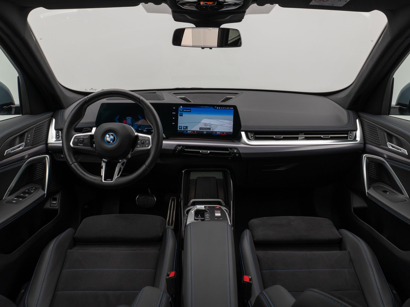 Fahrzeugabbildung BMW iX1 xD30 M Sport Panoram 360°HUD DAB AHK Komfort