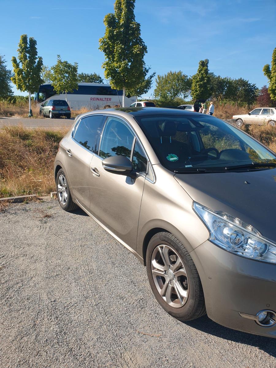 Peugeot 208 1.6 Allure BlueHDi 120 STOP & START Allure