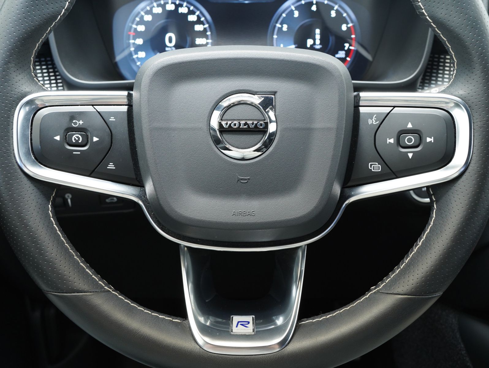 Fahrzeugabbildung Volvo XC 40 T4 R Design INTELLISAFE/LED/360°