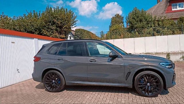 BMW X5 M50i V8