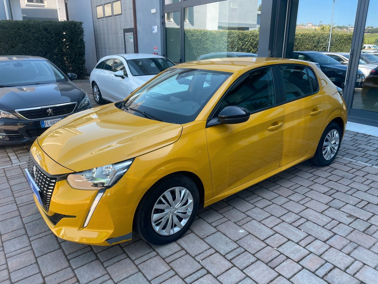PEUGEOT 208