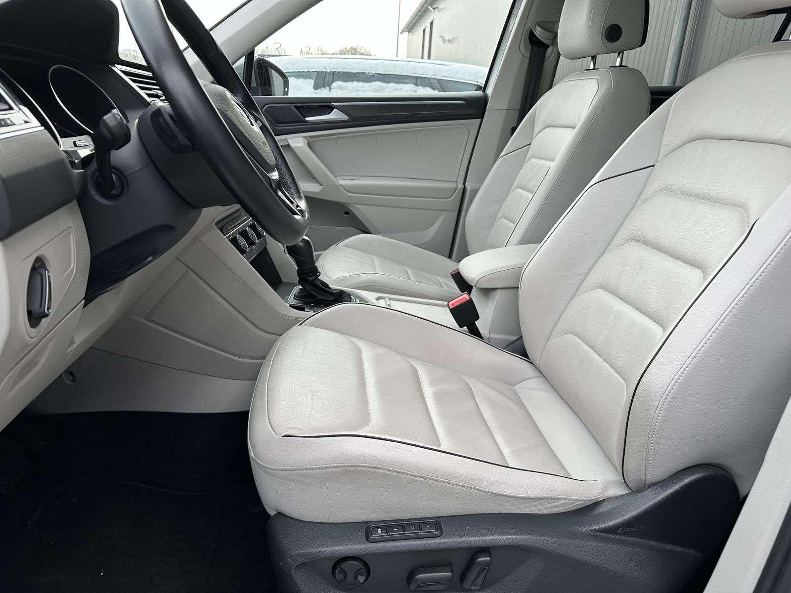 Fahrzeugabbildung Volkswagen Tiguan Allspace 4M HL NAV+LED+AHK+PANO+KAMERA+PP