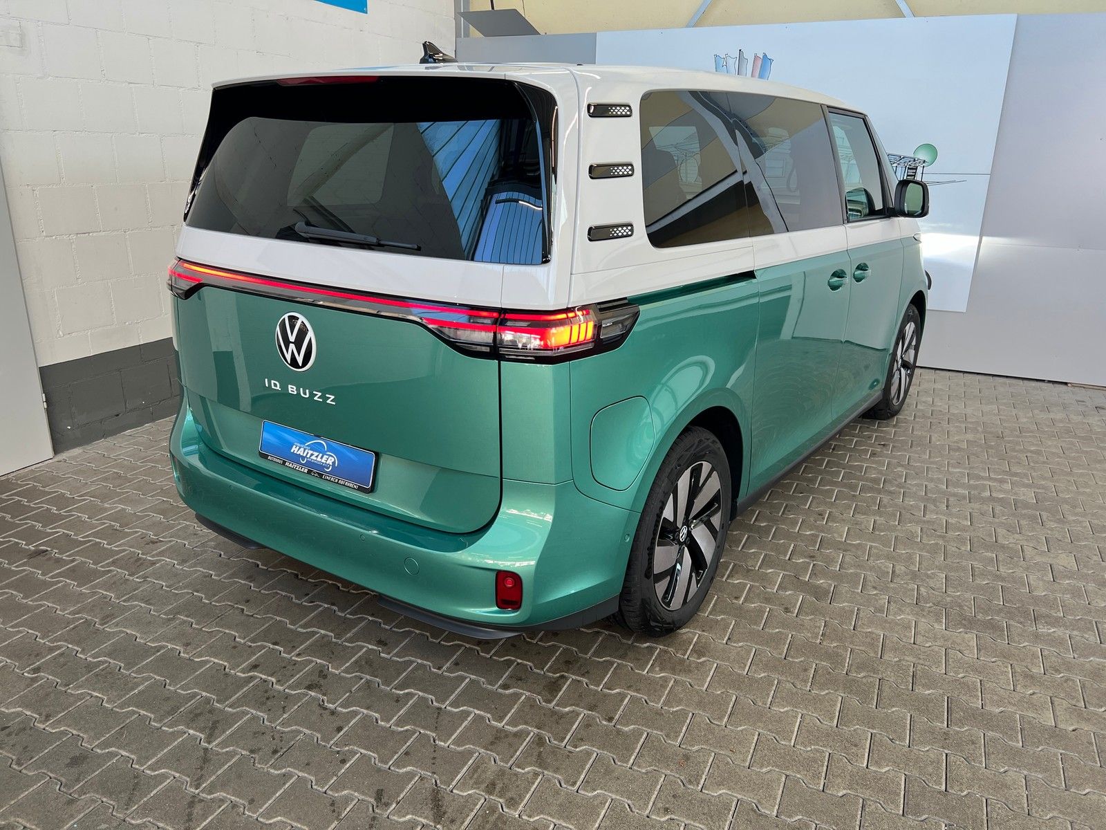 Fahrzeugabbildung Volkswagen ID.Buzz Pro 150 KW +AHK + Kamera + Navi + Design - mit KI generiert/bearbeitet