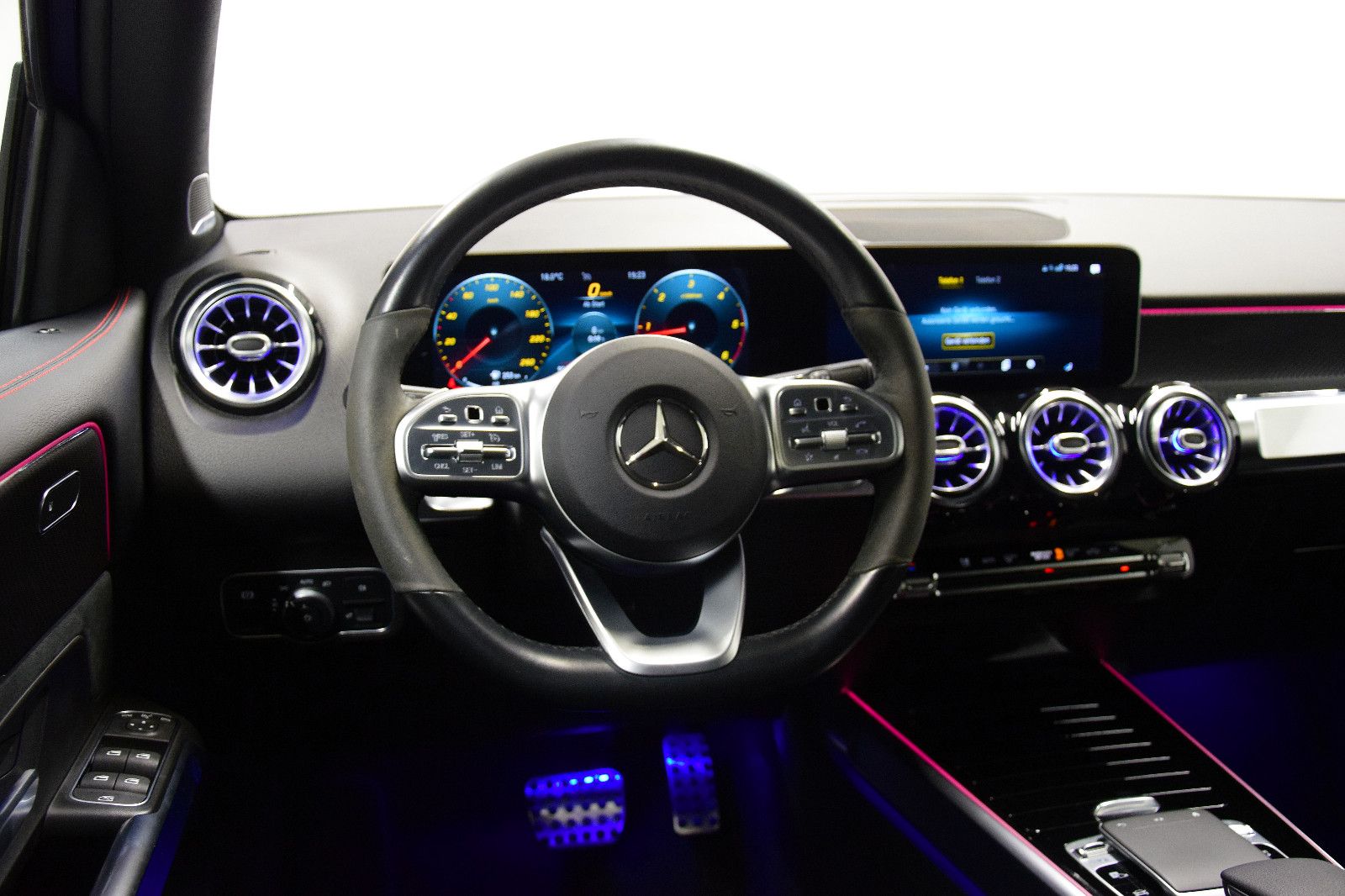 Fahrzeugabbildung Mercedes-Benz GLB 200 d AMG-Line Pano LED Burmester Ambiente