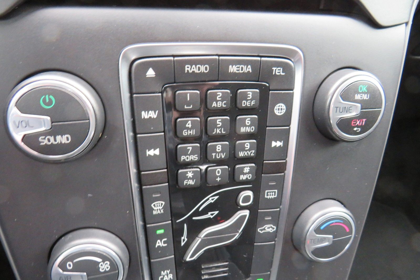 Fahrzeugabbildung Volvo V40 Kinetic NAVI TELVOR KLIMATRONIC 8-FACH ALU