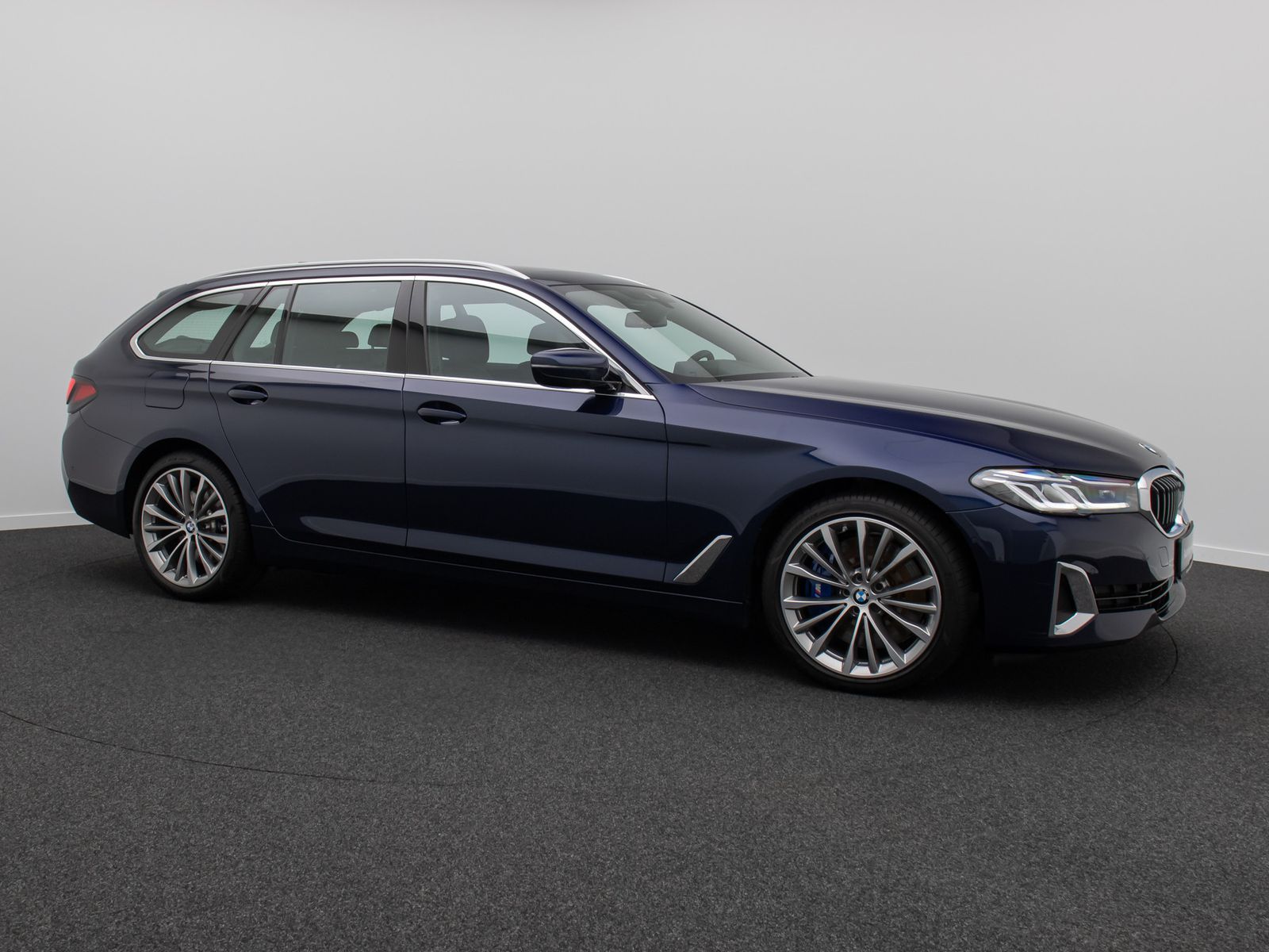 Fahrzeugabbildung BMW 530d xD Luxury Line HUD DAB AHK Panorama H/K 19"