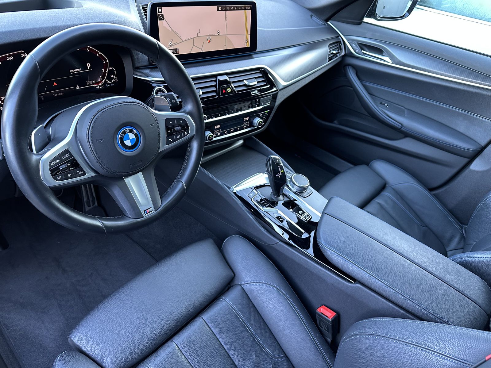 Fahrzeugabbildung BMW 530e Touring xDrive M-Sport NAV+LED+PANORAMA+HUD