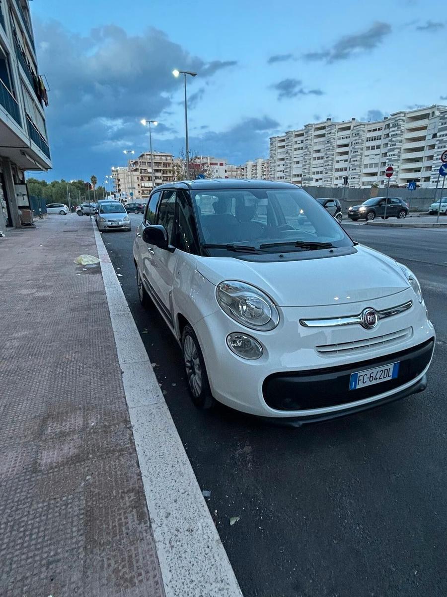 Fiat 500L 2014 — interior