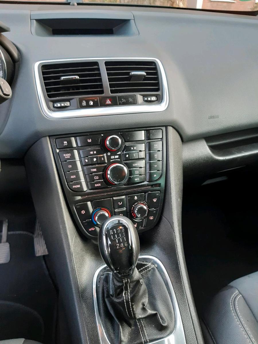 Opel Meriva 2010 — rear view