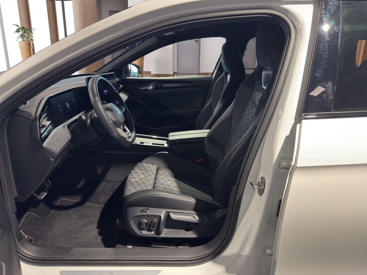 Fahrzeugabbildung Volkswagen Passat R-Line 2.0 TDI DSG AHK AreaView Pano