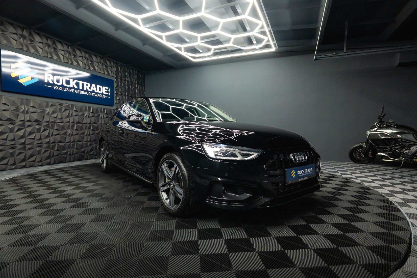 Fahrzeugabbildung Audi A4 Lim. 40 TFSI advanced Sport *DAB*LED*ACC*