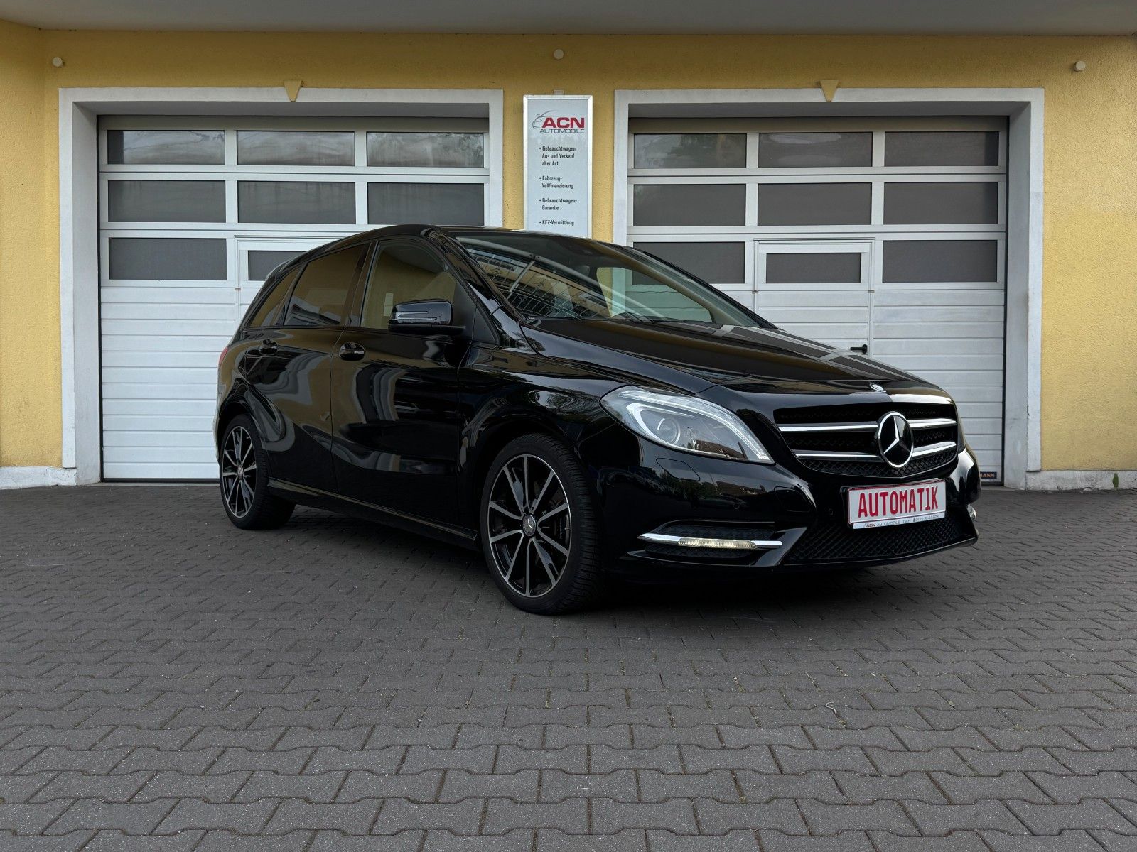 MERCEDES-BENZ B 250/BI-Xenon/SHZ/NAVI/ SCHWENKBAR ANHÄNGERKUPL