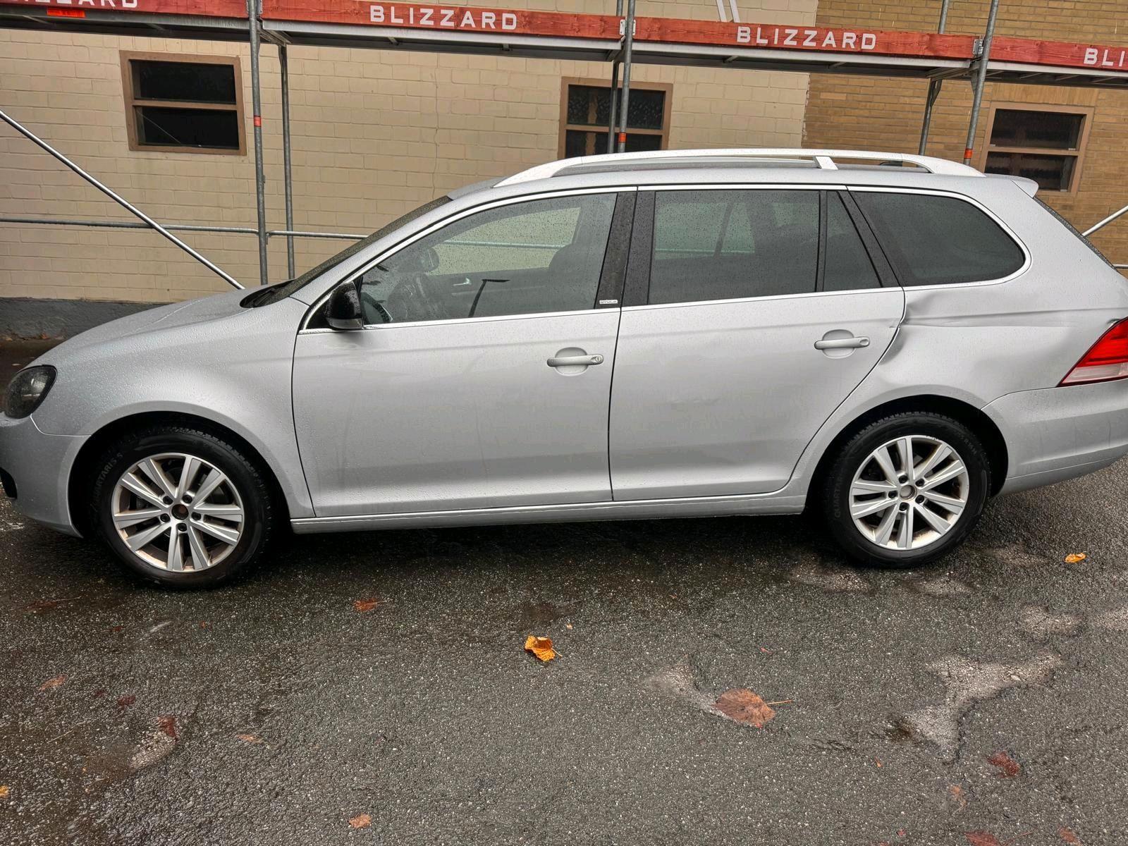 Volkswagen Golf 2011 — interior