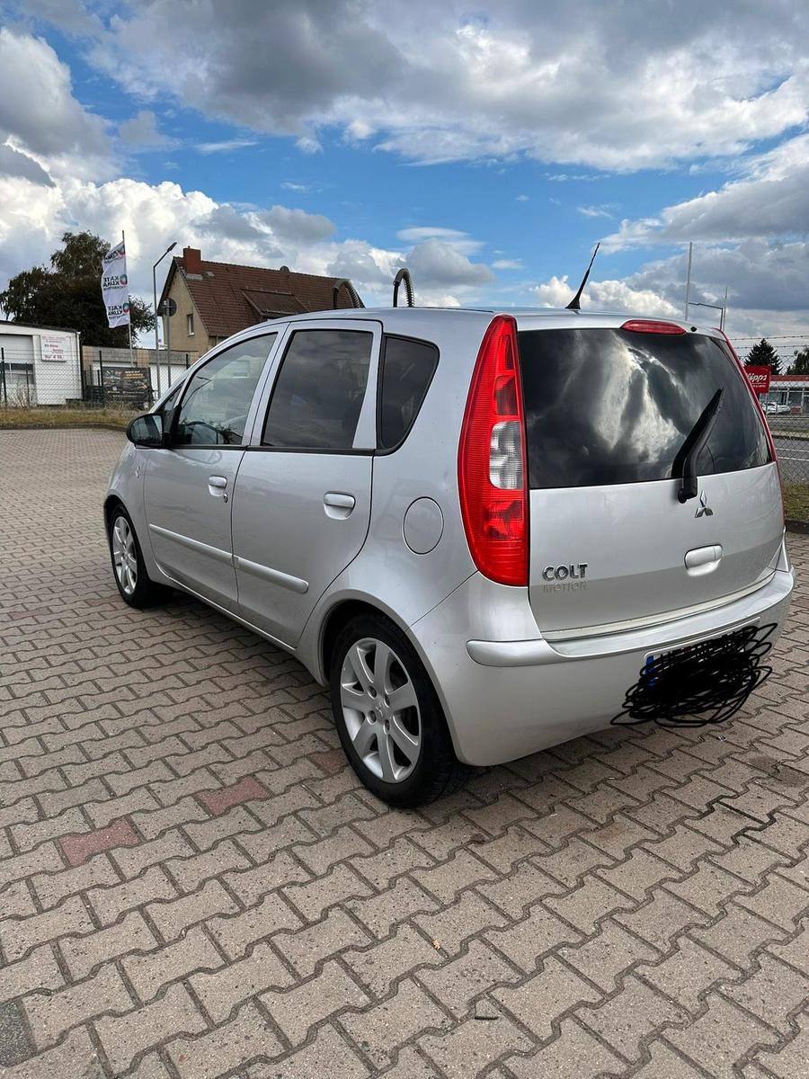 Mitsubishi Colt 2006 — салон