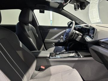 Fotografie 6 des Opel Astra Sports Tourer 1.2 Turbo Automatik GS