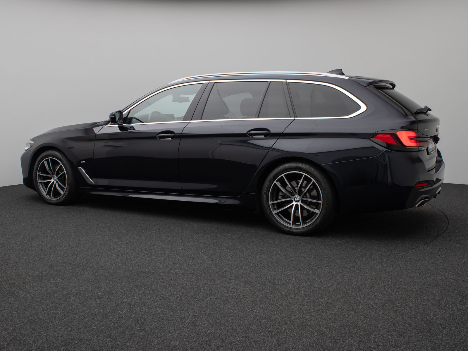 Fahrzeugabbildung BMW 520d xD M Sport Kamera HUD DAB 4xKlima Alarm AHK