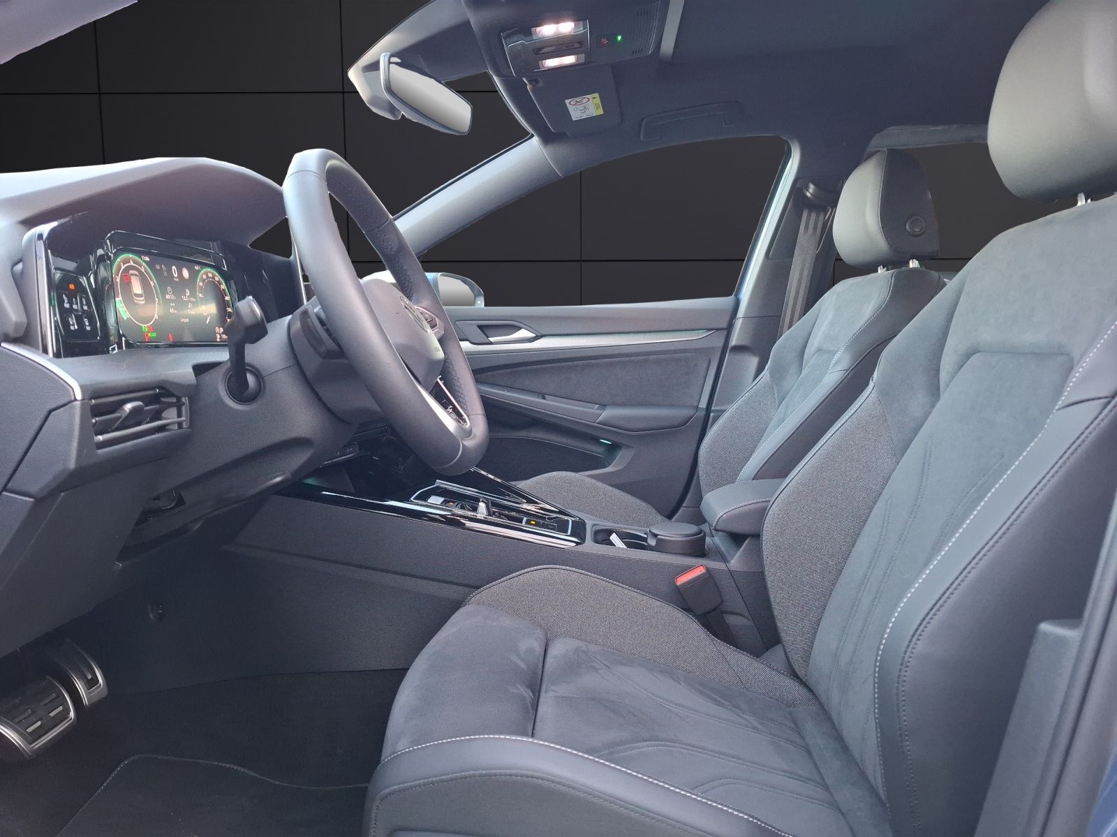 Fahrzeugabbildung Volkswagen Golf VIII eTSI Edition-50 DSG LEDplus AHK Navi P