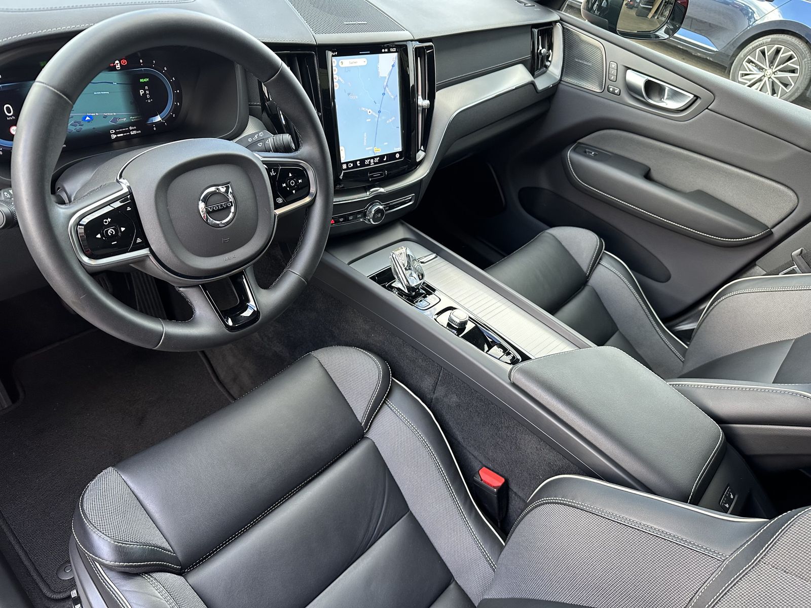 Fahrzeugabbildung Volvo XC60 T8 AWD Ultimate Dark NAV+LED+360°+PANO+HUD